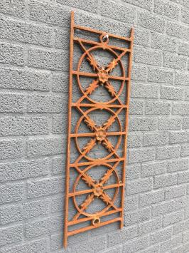 Cast iron window grill, raamrooster, massief smeedijzer, rust-bruin.